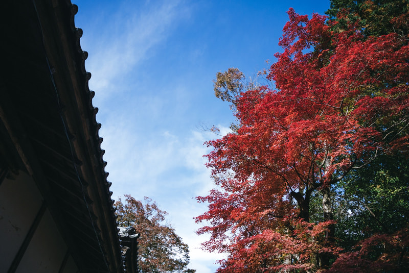 軒越しの空 提供：ぱくたそ