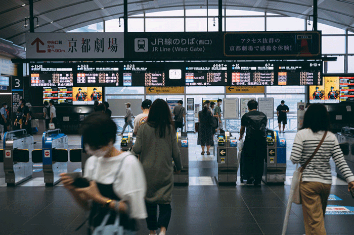 京都駅雑踏の騒音