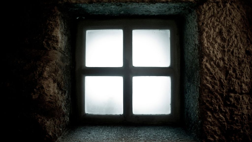 窓が小さく、暗い家になる