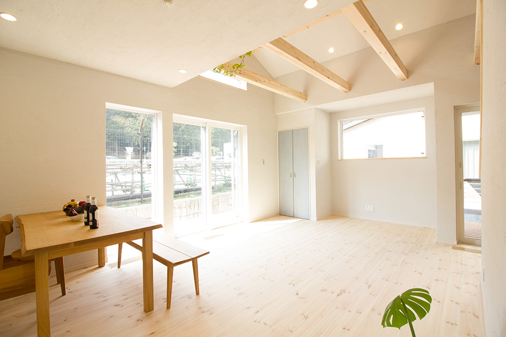 掃除が楽なフラットに広がるLDKが魅力の平屋風の家