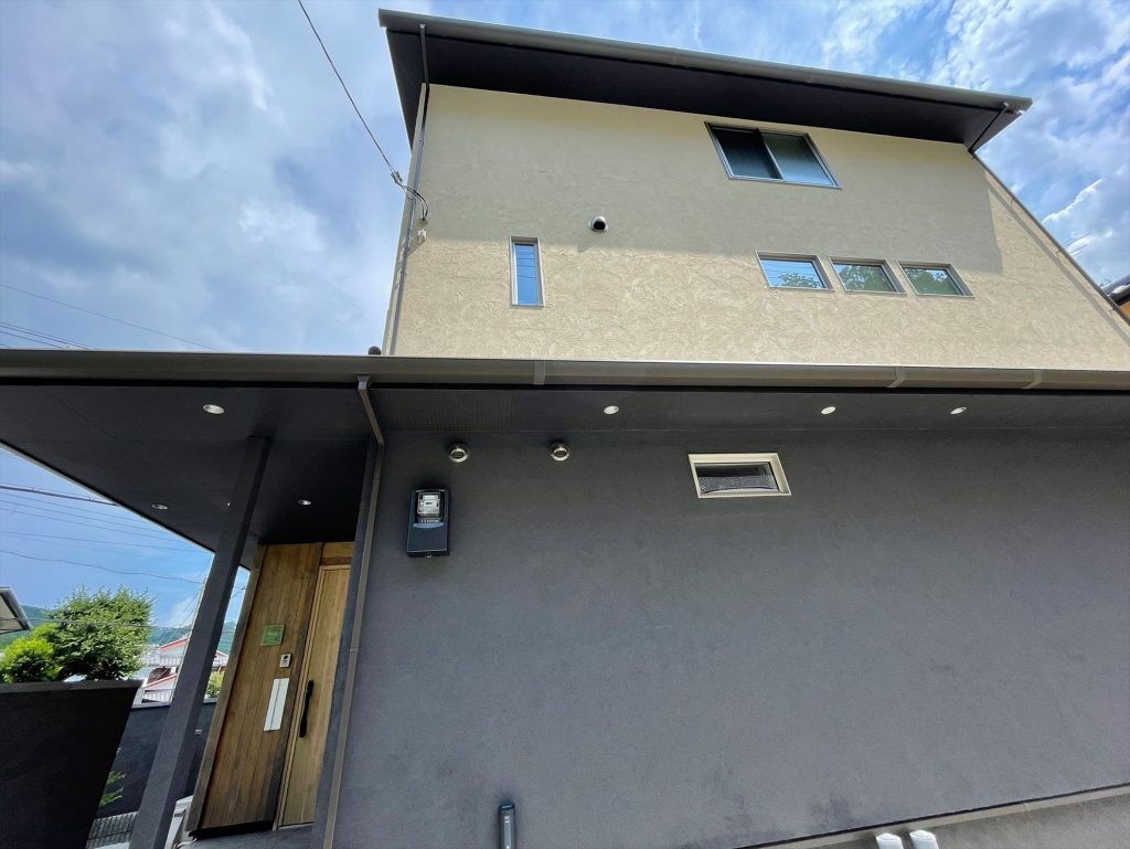 モダンな外観をつくるグレー×ベージュのそとん壁事例