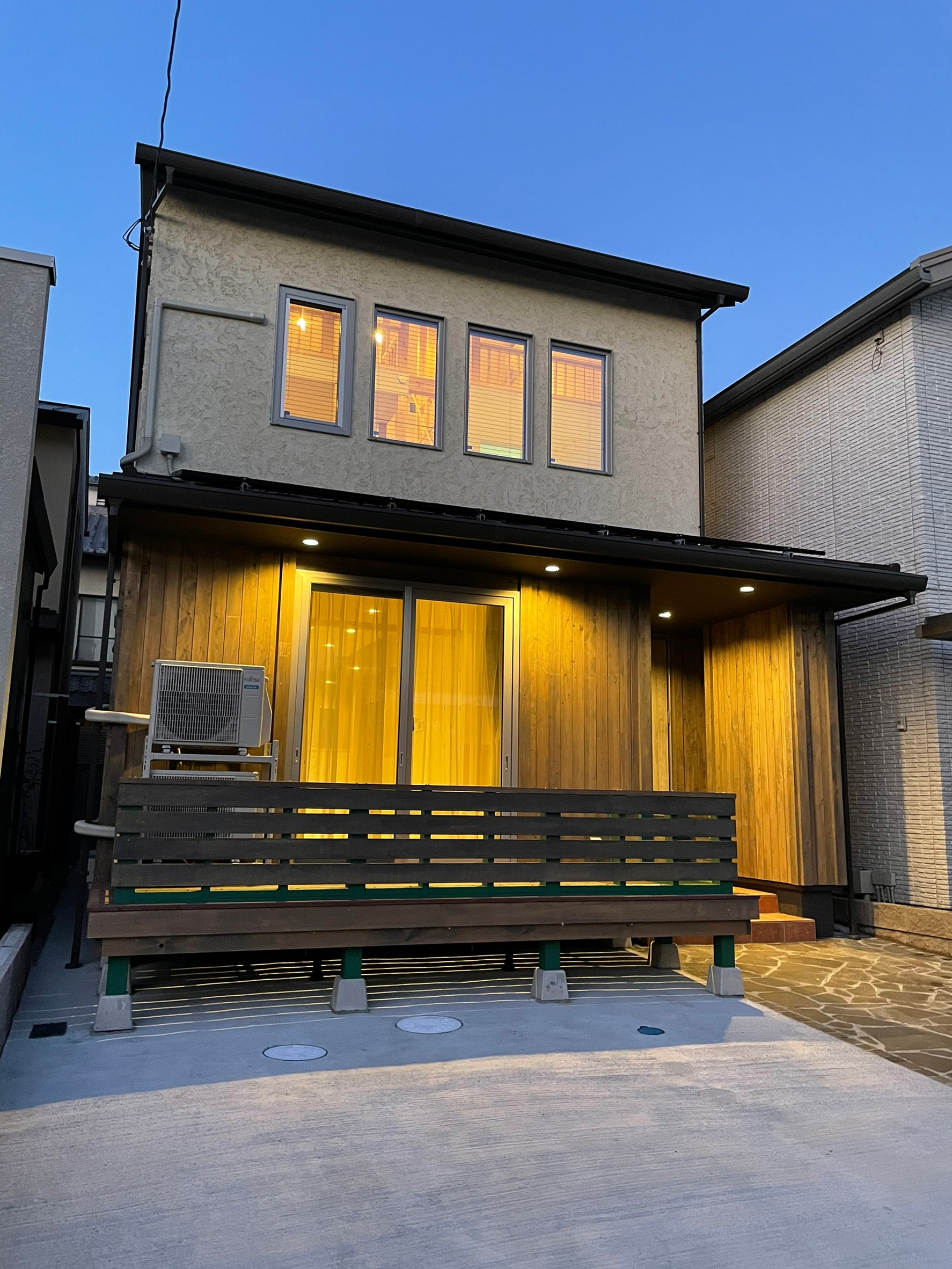 そとん壁の家でおしゃれな色の外観を楽しむ暮らし