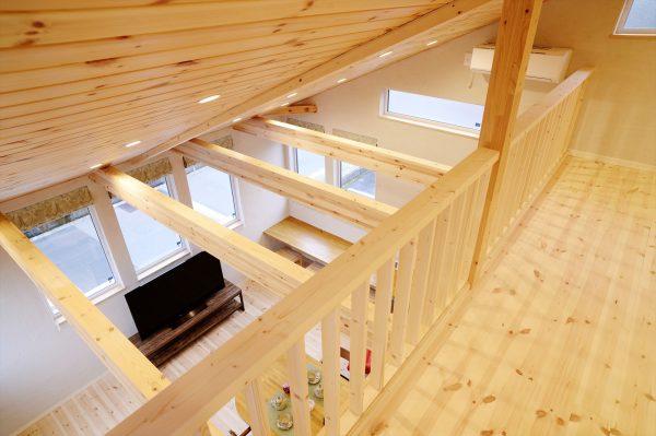 吹き抜け天井×木目デザインの魅力