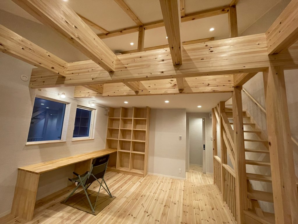 造作家具や収納もフローリングや梁と揃えてデザインする