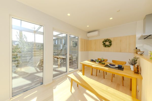 木のぬくもりを感じる快適な家づくり｜無垢材のデザイン・断熱性・調湿効果を活かした設計ポイント