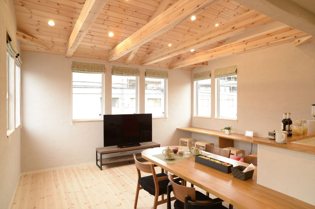 吹き抜け天井×木目デザインの魅力