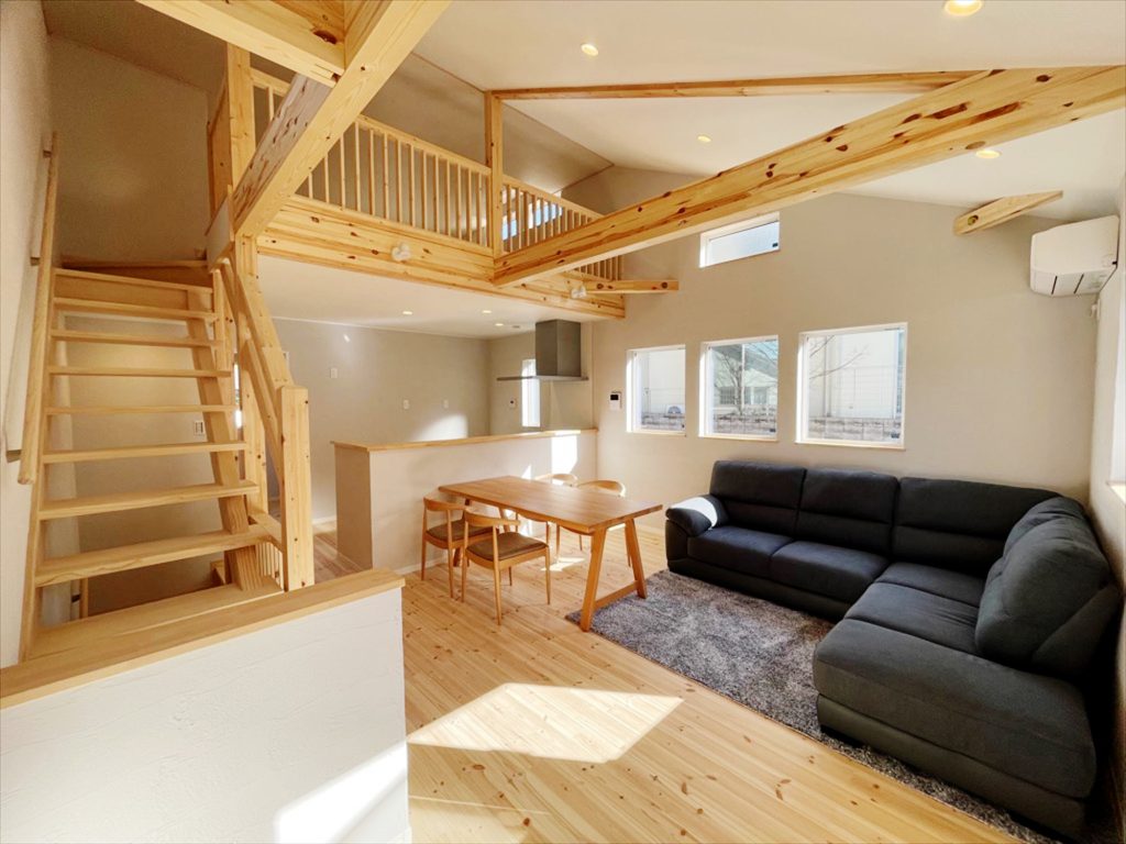 木製スケルトン階段がおしゃれな家の設計ポイントとデザイン事例