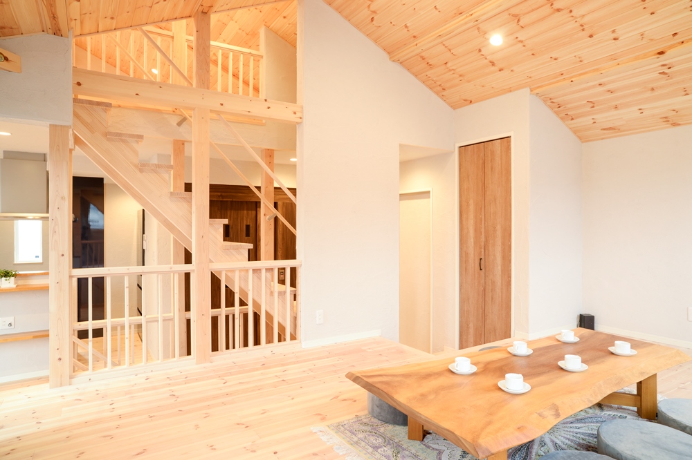 吹き抜け天井×木目のおしゃれな空間デザイン事例