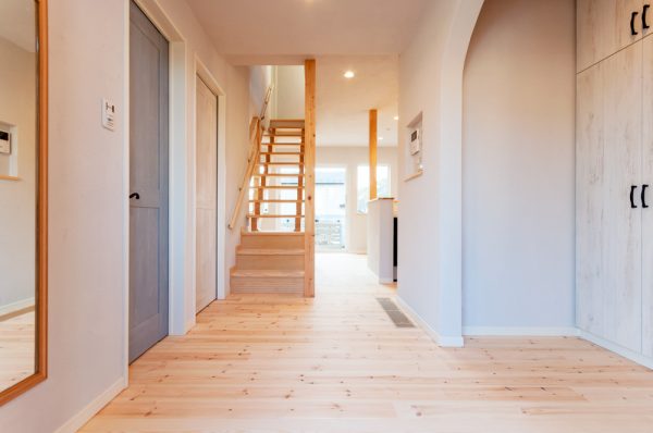 木製スケルトン階段がおしゃれな家|設計時の注意ポイントとデザイン事例