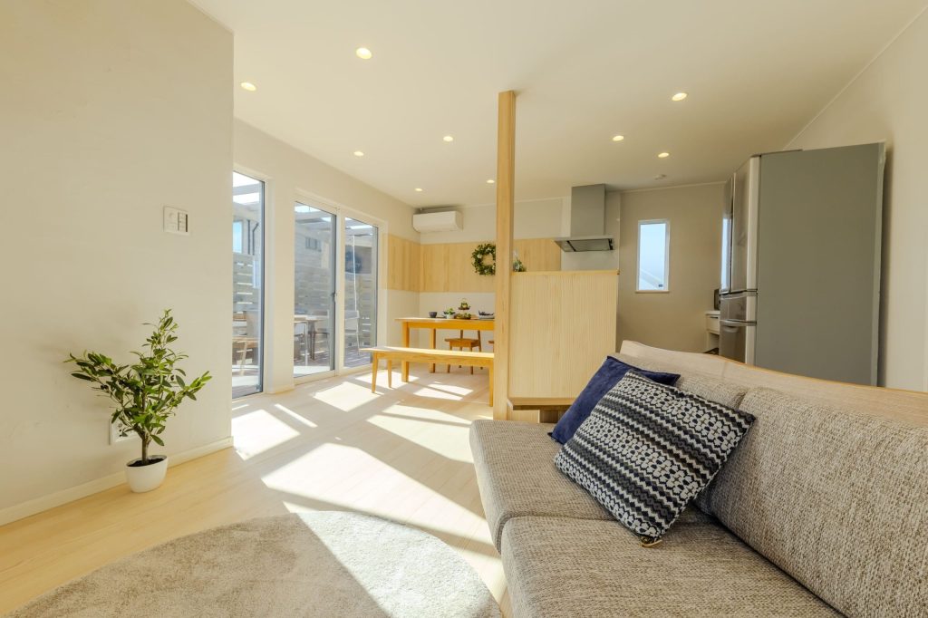 二階建てに挟まれた平屋の設計ポイント