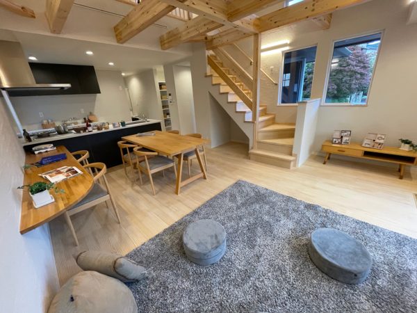 二階建てに挟まれた平屋で「日当たり」と「プライバシー」を確保する方法