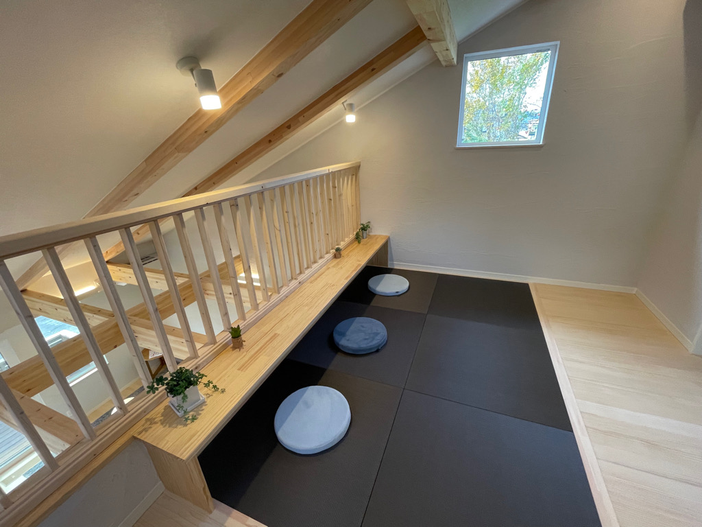 二階建てに挟まれた平屋の設計ポイント