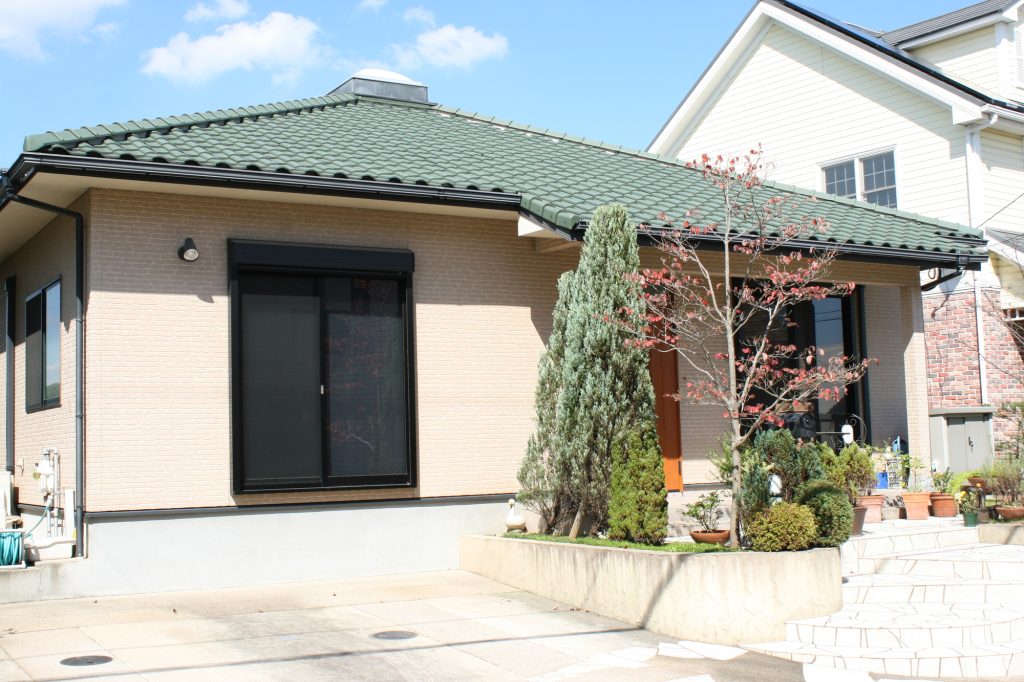 二階建てに挟まれた平屋の特徴